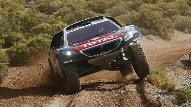 El piloto español Carlos Sainz y su copiloto Lucas Cruz, del equipo Peugeot, en acción el miércoles 6 de enero de 2015, en la cuarta etapa del rally Dakar 2016 entre la región de Purmamarca, Jujuy, Argentina