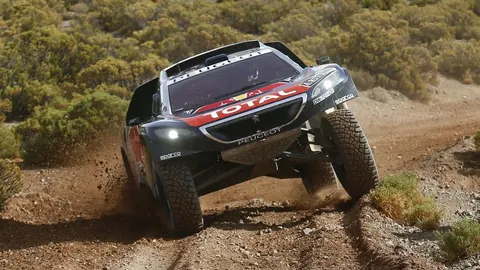 El piloto español Carlos Sainz y su copiloto Lucas Cruz, del equipo Peugeot, en acción el miércoles 6 de enero de 2015, en la cuarta etapa del rally Dakar 2016 entre la región de Purmamarca, Jujuy, Argentina