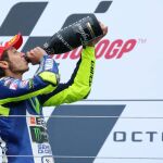 El piloto italiano Valentino Rossi (Movistar Yamaha) celebra el podio su triunfo.