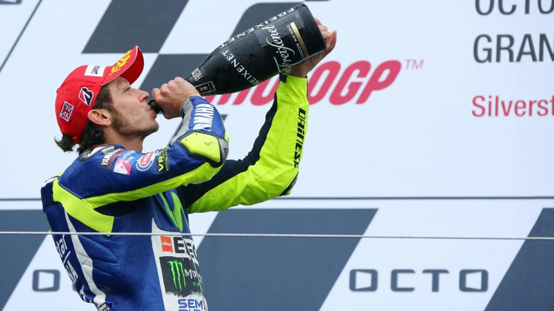 El piloto italiano Valentino Rossi (Movistar Yamaha) celebra el podio su triunfo.
