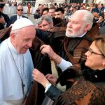 El Papa Francisco se prueba la prenda en presencia de Mayte Martín Pozo