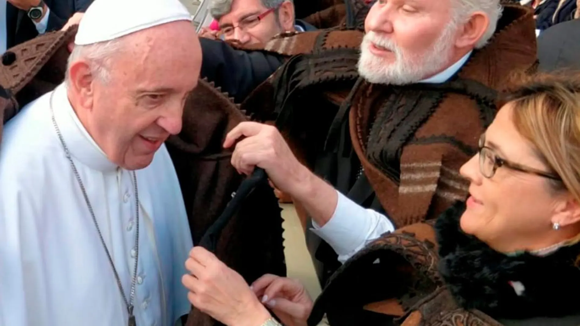 El Papa Francisco se prueba la prenda en presencia de Mayte Martín Pozo