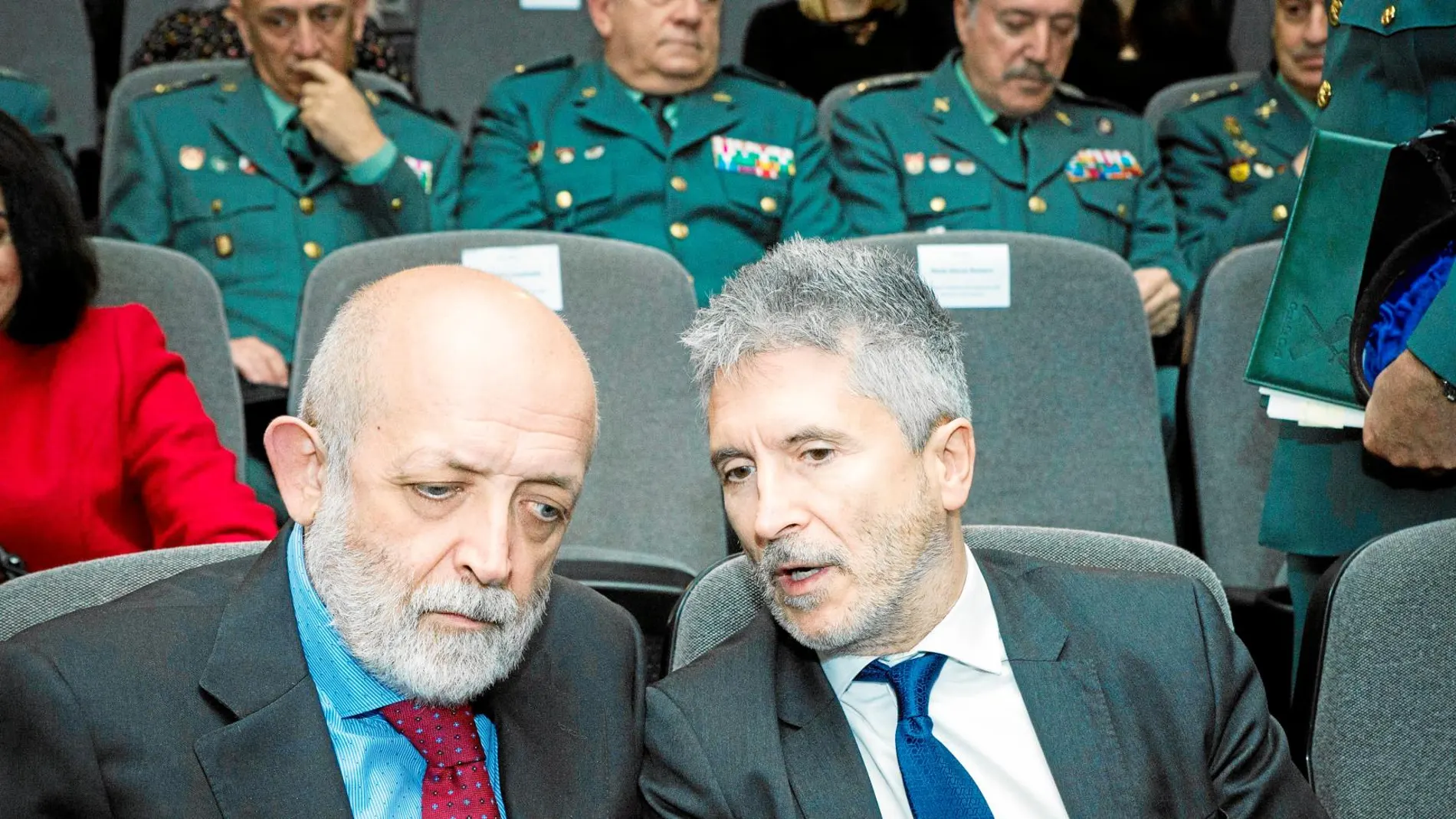 El ministro Marlaska conversa con el director de la Guardia Civil, Felix Vicente Azón, en un acto en Madrid