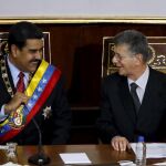 El presidente de Venezuela, Nicolas Maduro (C) y el presidente de la Asamblea Nacional, Henry Ramos Allup, durante la sesión anual sobre el estado de la nación