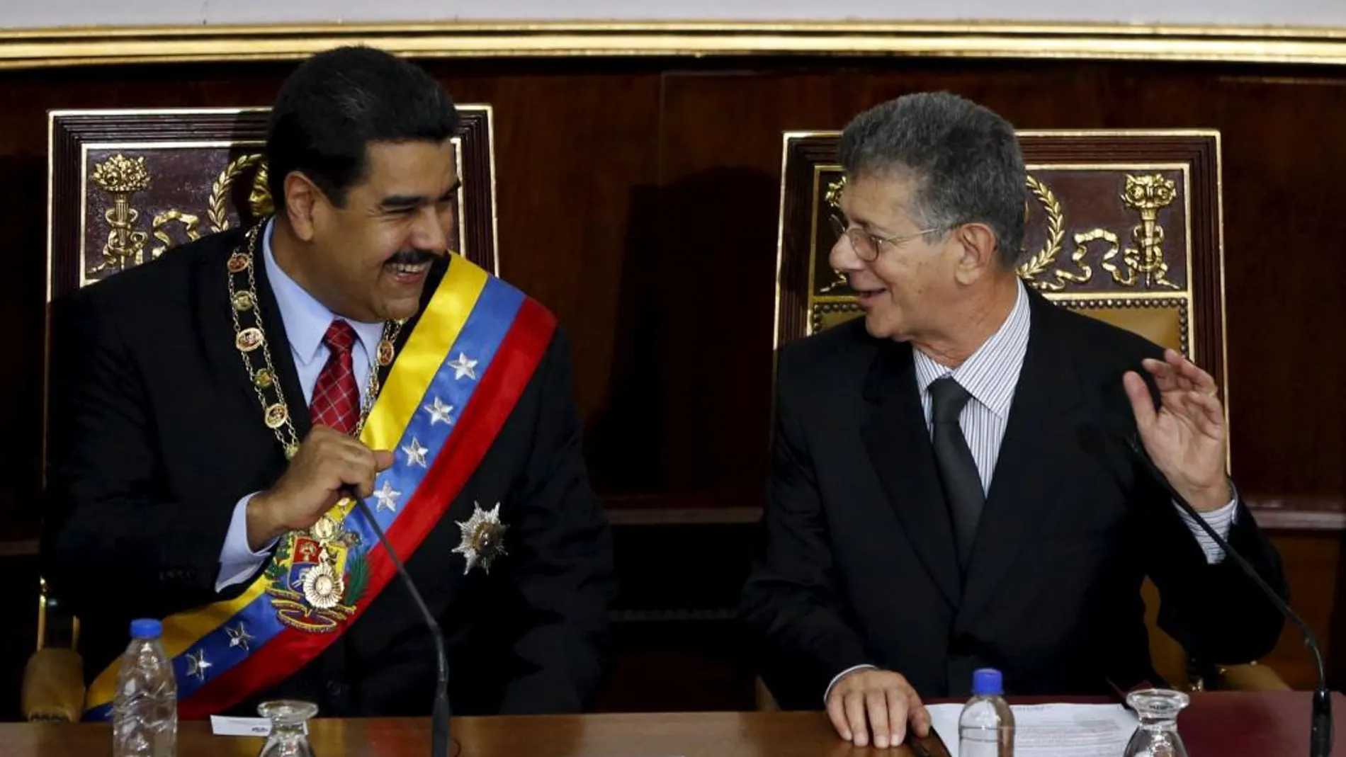 El presidente de Venezuela, Nicolas Maduro (C) y el presidente de la Asamblea Nacional, Henry Ramos Allup, durante la sesión anual sobre el estado de la nación