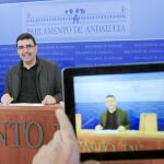 El portavoz parlamentario del PSOE-A, Mario Jiménez, en rueda de prensa