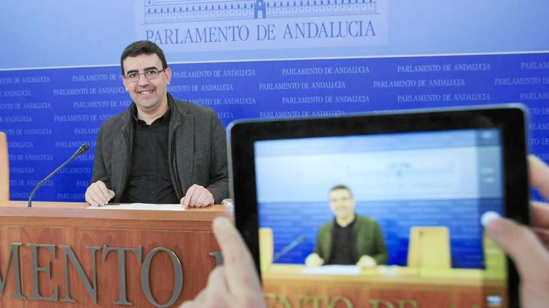 El portavoz parlamentario del PSOE-A, Mario Jiménez, en rueda de prensa