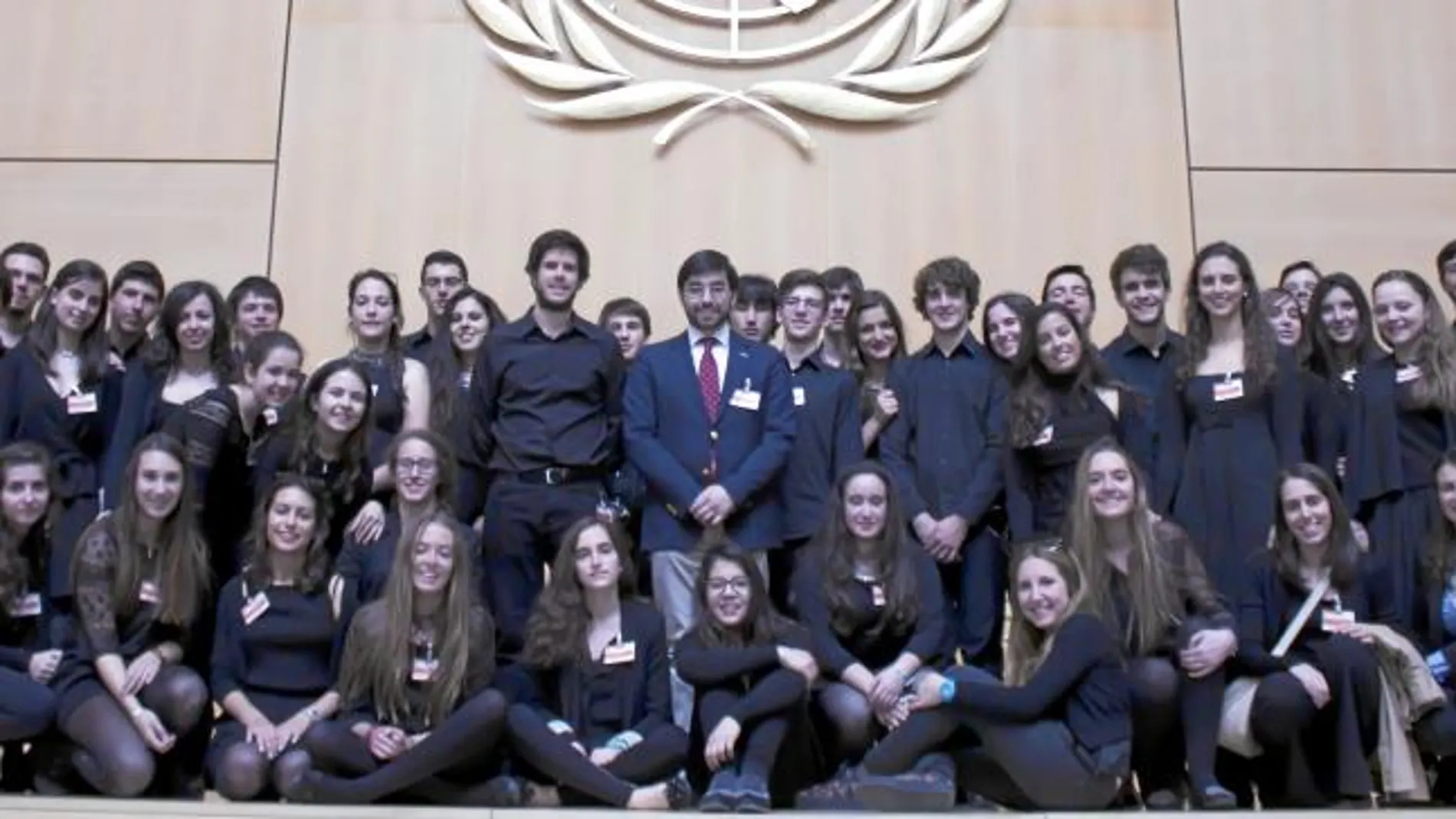 La Joven Orquesta de Valladolid, con su director Ernesto Monsalve a la cabeza, en una visita a la sede de la ONU, en Ginebra (Suiza)