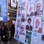 Una mujer con un cartel del ex vicepresidente Mohammad Reza Aref, ayer, en una calle de Teherán