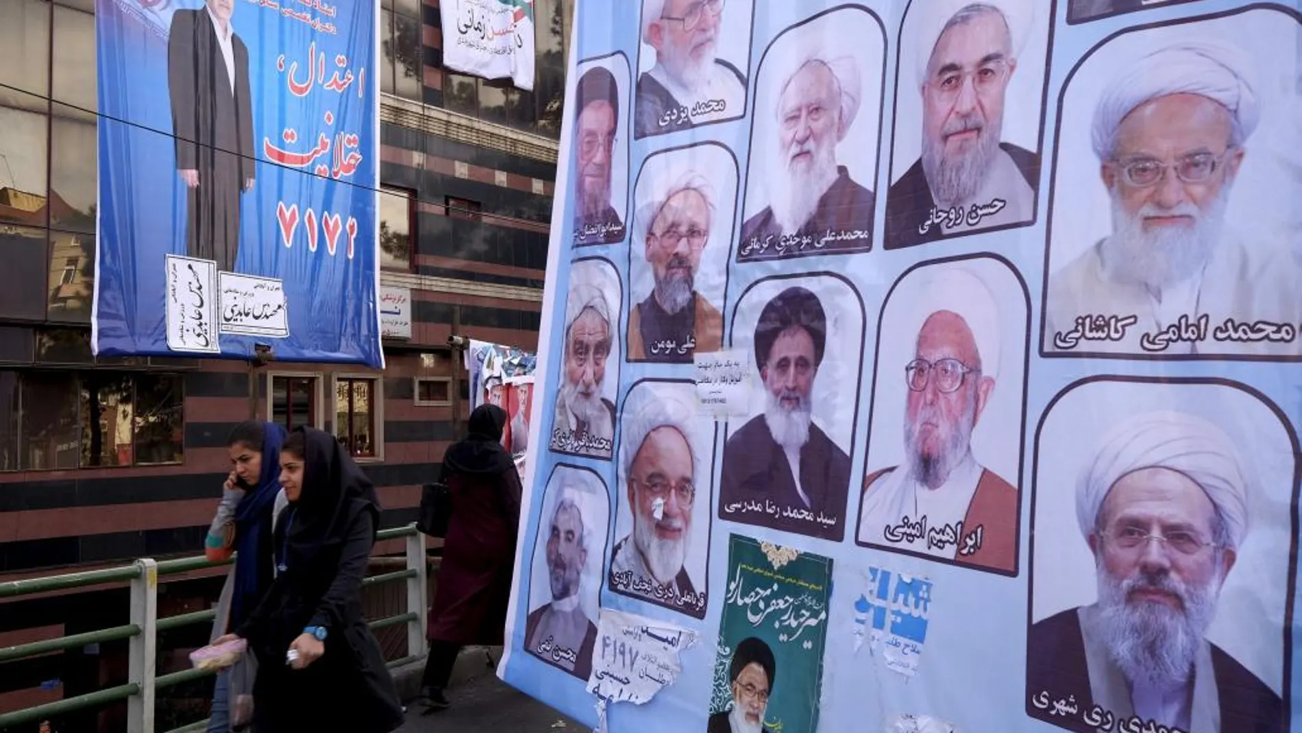 Una mujer con un cartel del ex vicepresidente Mohammad Reza Aref, ayer, en una calle de Teherán