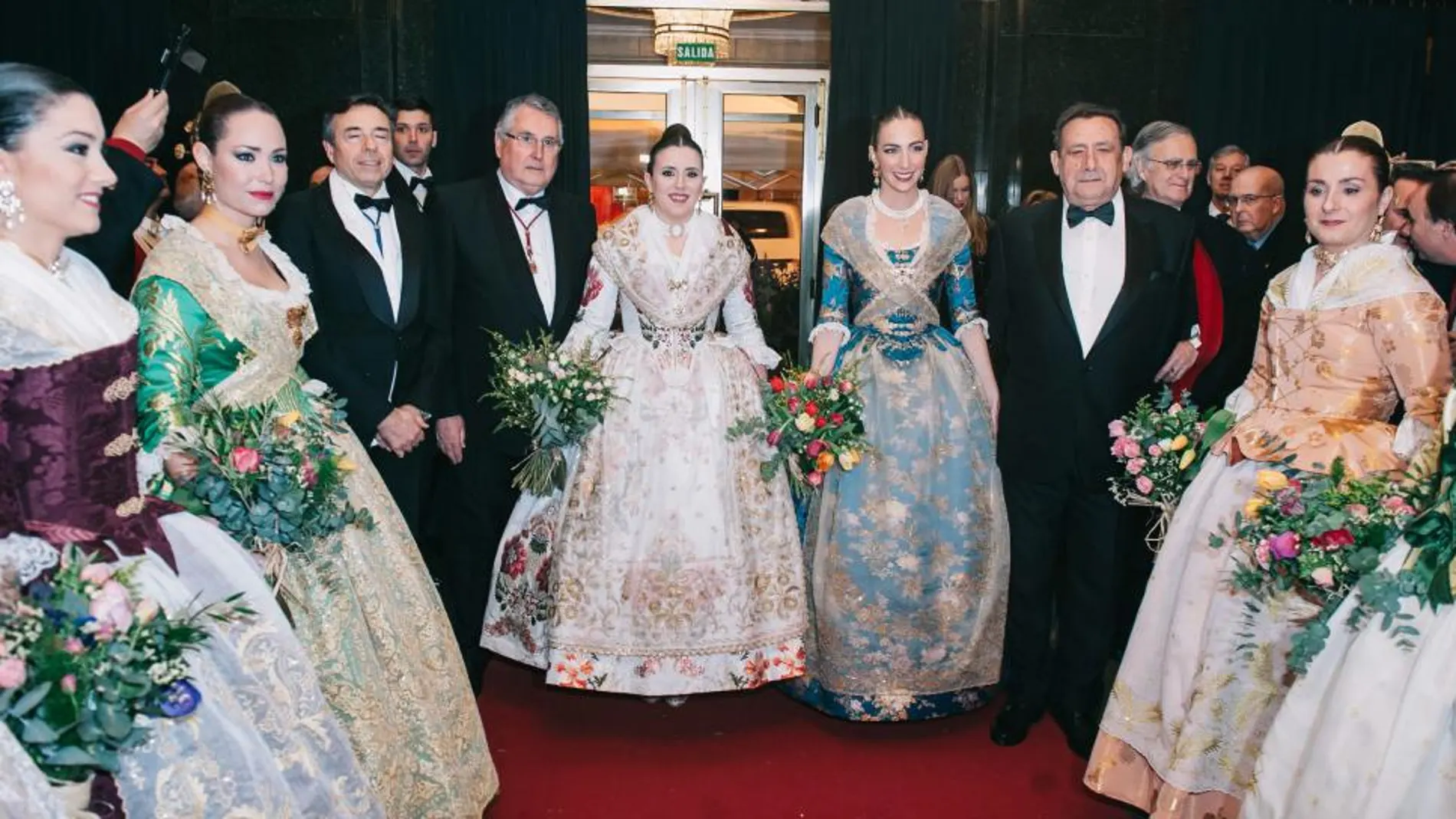 La Reina del Jocs Florals, Noelia Durbán, llegó acompaña de la Fallera Mayor de Valencia 2017, Raquel Alario; su mantenedor, Alfonso Ussía y el presidente de Lo Rat Penat, Enrique Esteve