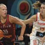 La belga Julie Allemand pelea por un balón con Anna Cruz. (AP Photo/Andres Gutierrez)