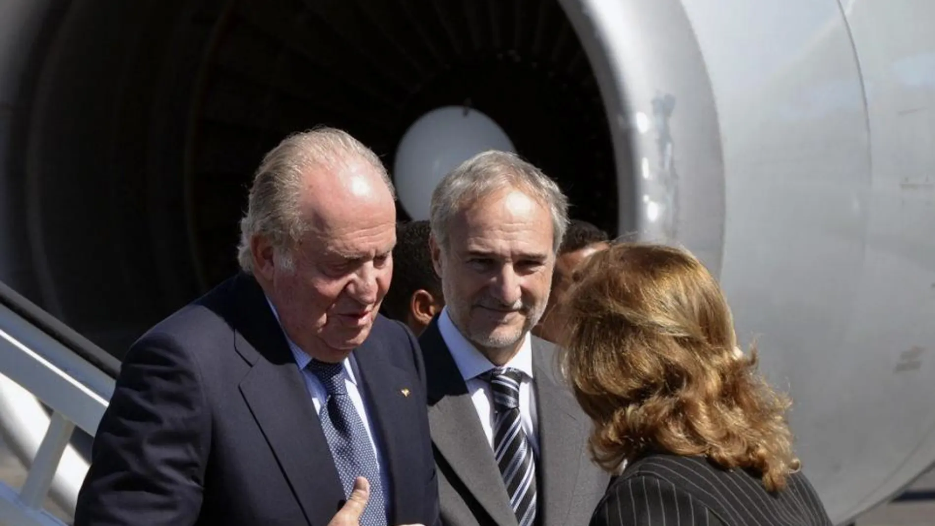 El Rey Juan Carlos, con muletas