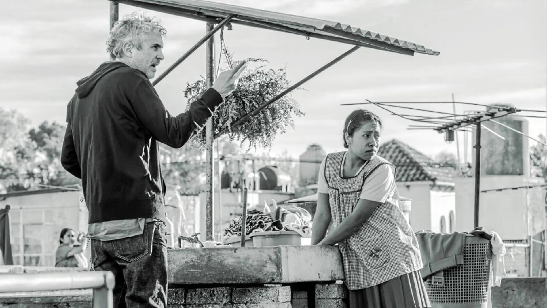 El director Alfonso Cuarón y la actriz Yalitza Aparicio, en un momento del rodaje de «Roma», la película que el mexicano presentó ayer en Venecia