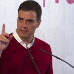El secretario general del PSOE, Pedro Sánchez, ofrece un discurso en la sede del partido en Santander