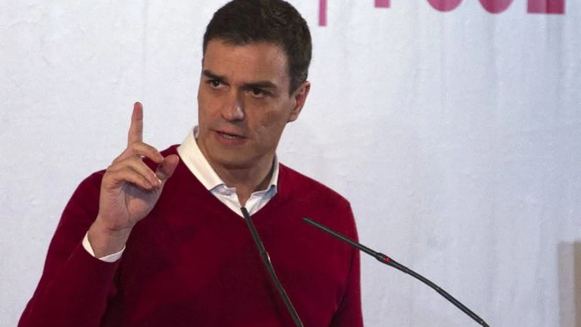 El secretario general del PSOE, Pedro Sánchez, ofrece un discurso en la sede del partido en Santander