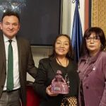 De izda a drcha, el senador Pio Zelaya Castro, Olga Fernández de la Rosa, mostrando el Premio Menina y Rosario Sanabria.