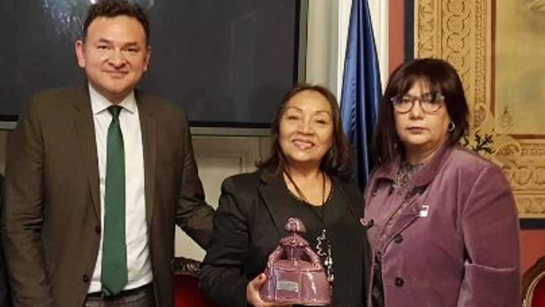 De izda a drcha, el senador Pio Zelaya Castro, Olga Fernández de la Rosa, mostrando el Premio Menina y Rosario Sanabria.