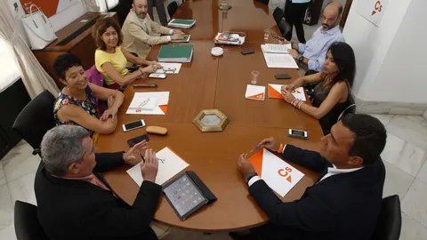 Representantes de PSOE, Ciudadanos y altos cargos de Hacienda, ayer en el Parlamento andaluz