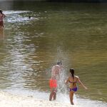 Un grupo de personas se bañan en el río Pisuerga a su paso por Valladolid