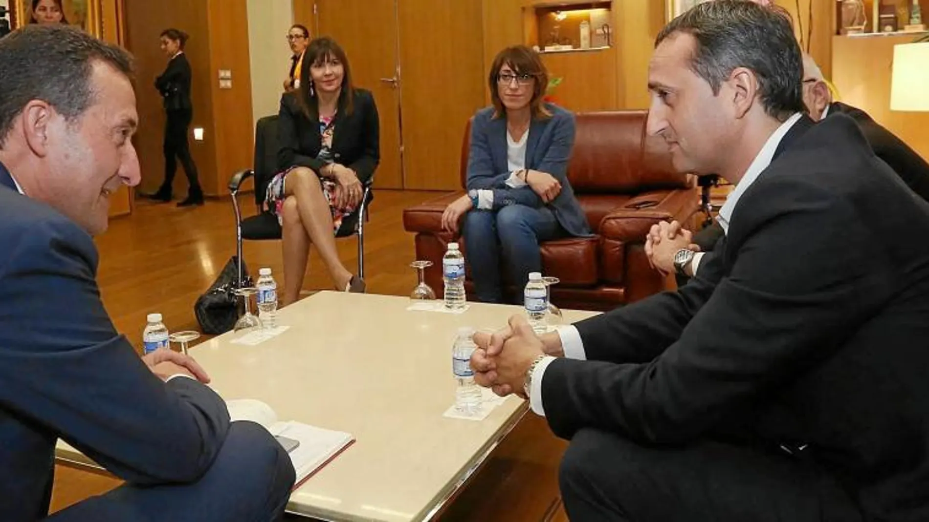 César Sánchez, presidente de la Diputación de Alicante, con Carlos González, alcalde de Elche, y acompañantes
