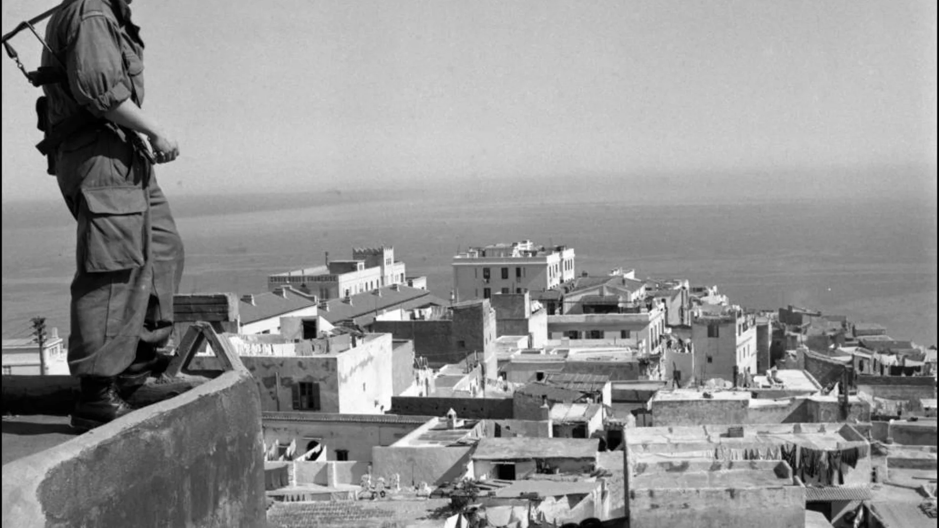 Despliegue estéril. Francia volcó todo su poder militar en Argelia, pero no logró imponerse pese a la brutal guerra que desplegó. En la imagen, un soldado galo en Argel (1957)