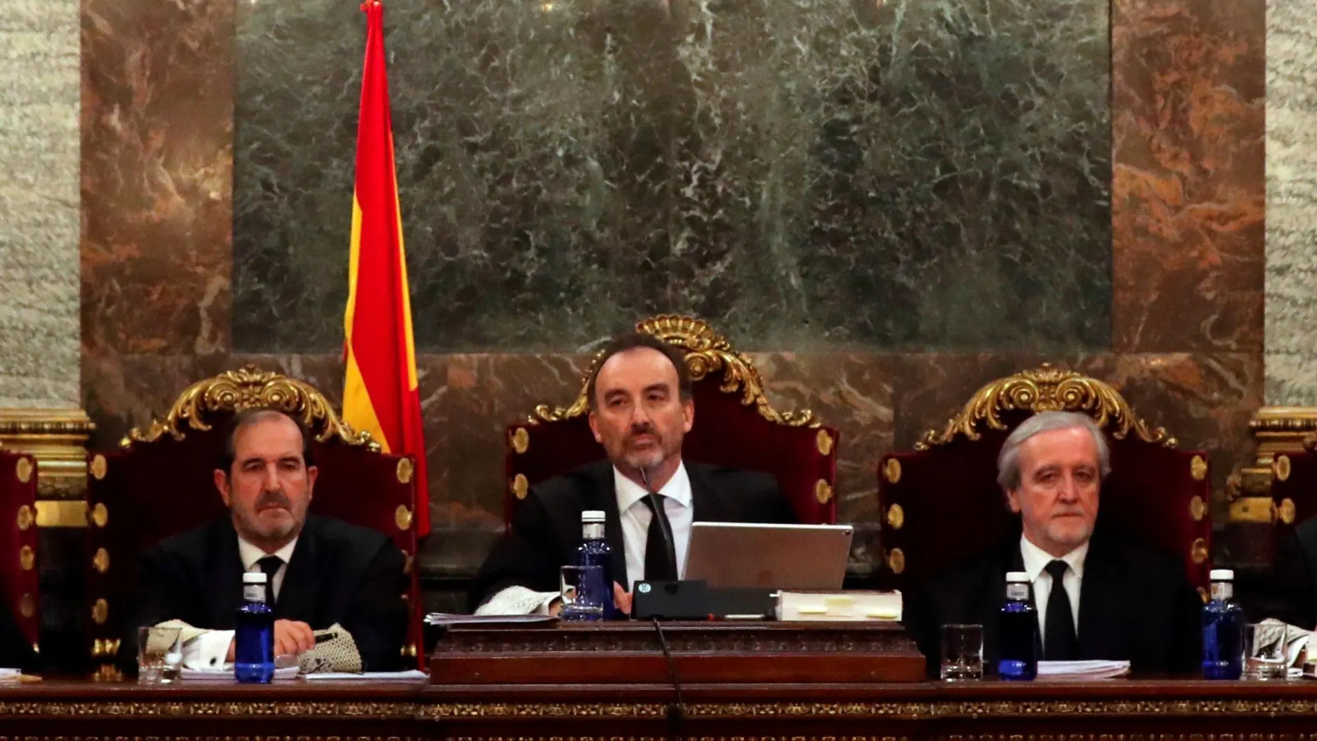 El magistrado Manuel Marchena, que preside el tribunal, junto a los jueces Andrés Martínez Arreieta y Juan Ramón Berdugo