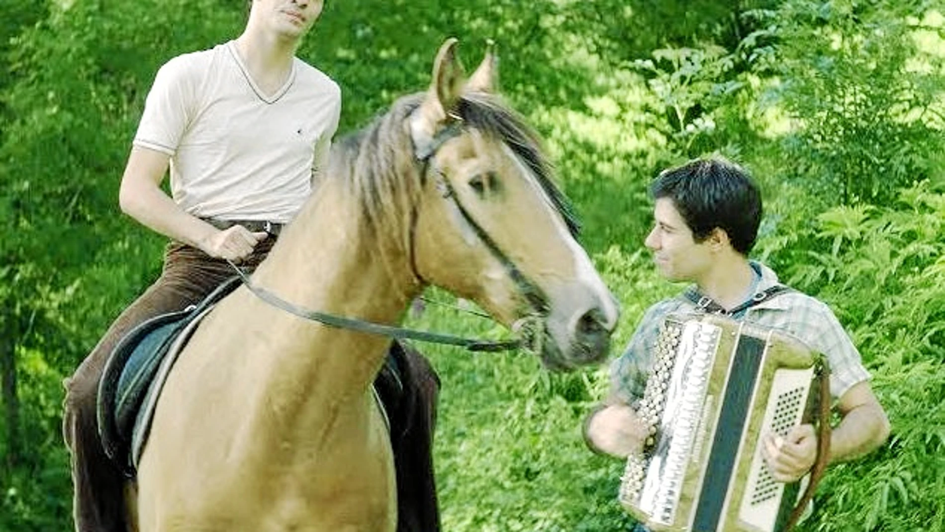 El actor Eneko Sagardoy (a caballo) interpreta a uno de los mejores amigos de David
