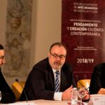 El consejero de Educación, Fernando Rey, presenta el máster con el director de la Escuela, José Manuel Mora, y la profesora Judith Pujol