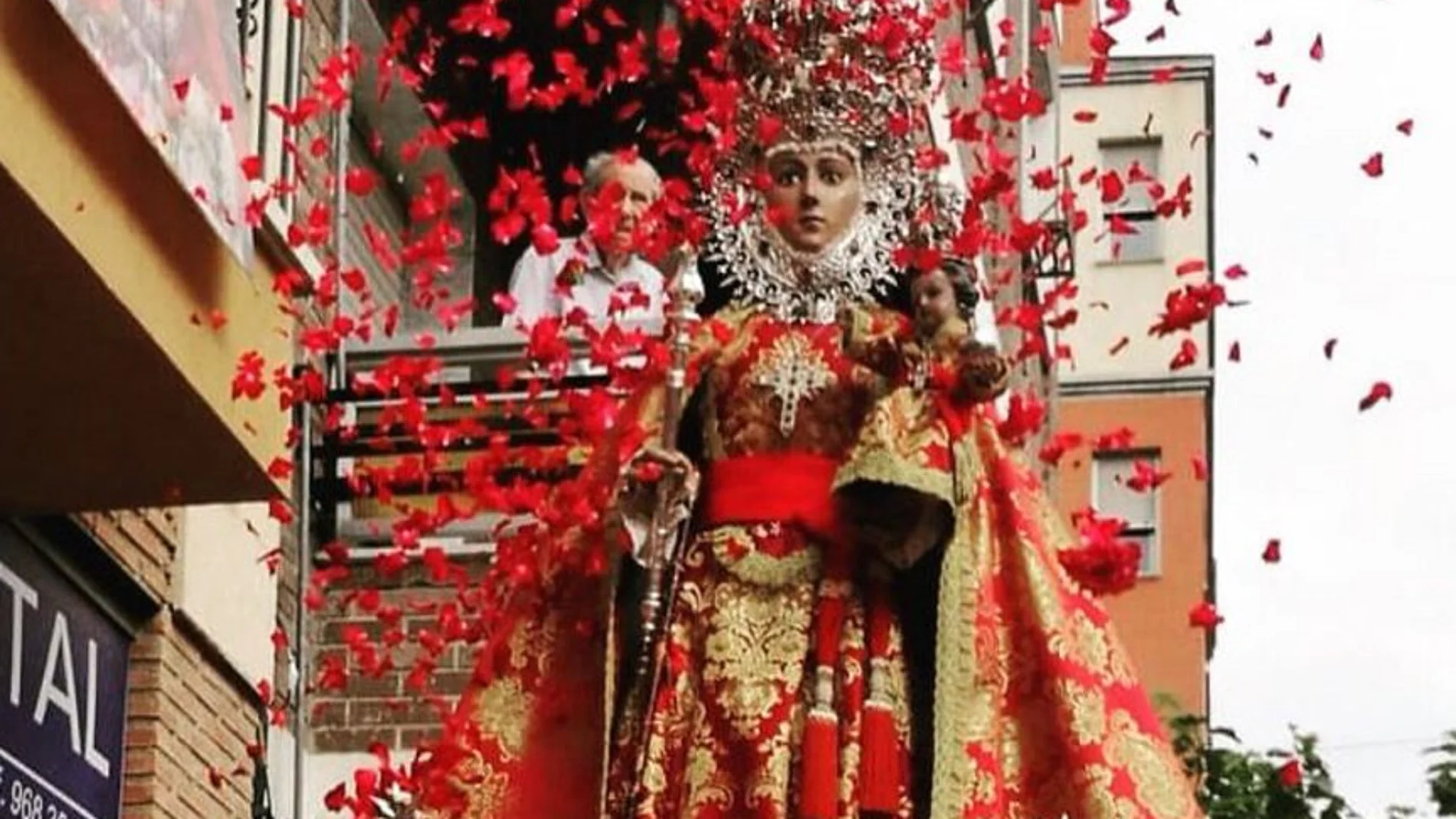 La Virgen lució un manto rojo bordado en oro regalo del presidente de los Caballeros de la Fuensanta