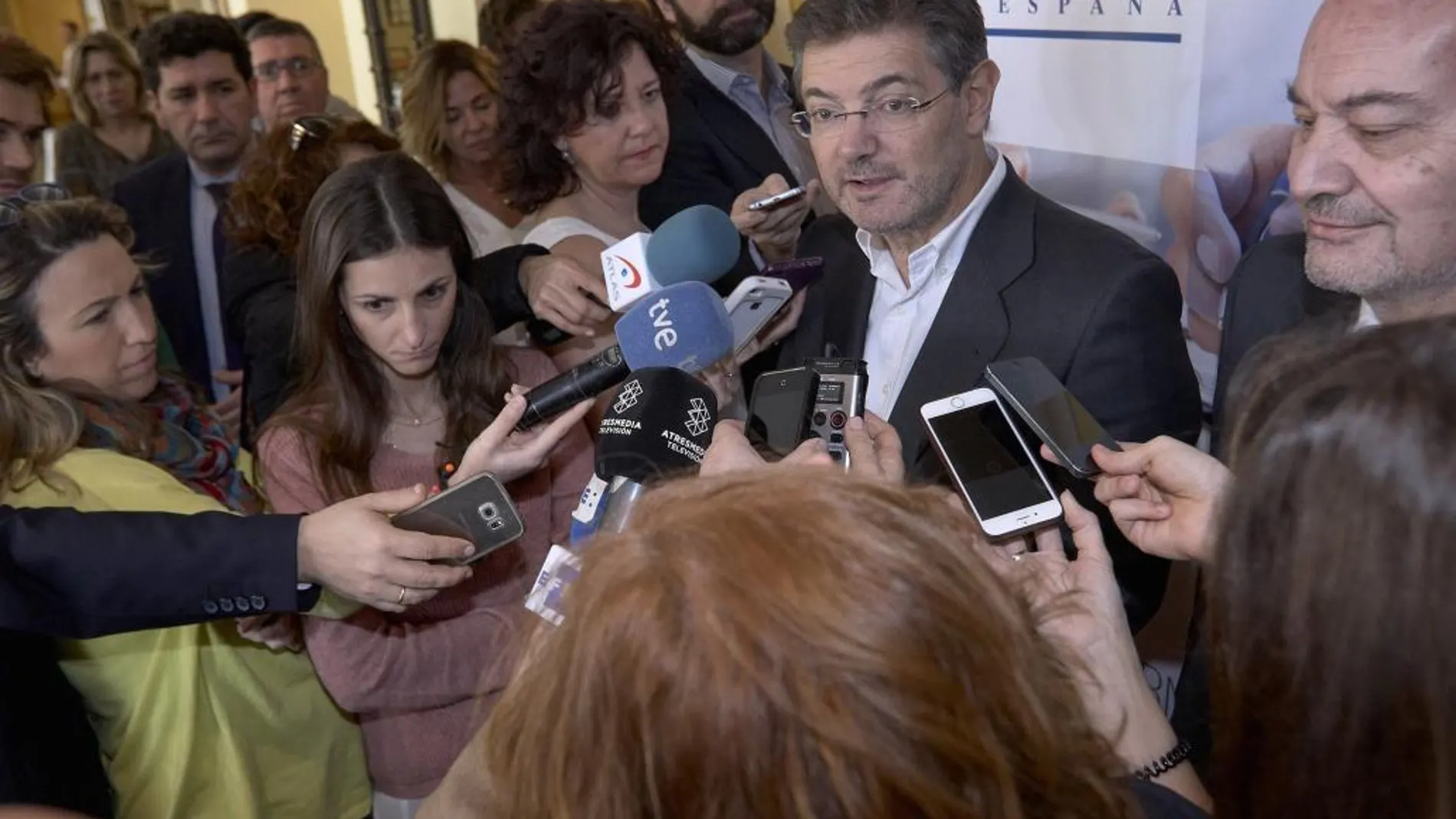 El ministro de Justicia, Rafael catalá, atiende a los medios de comunicación