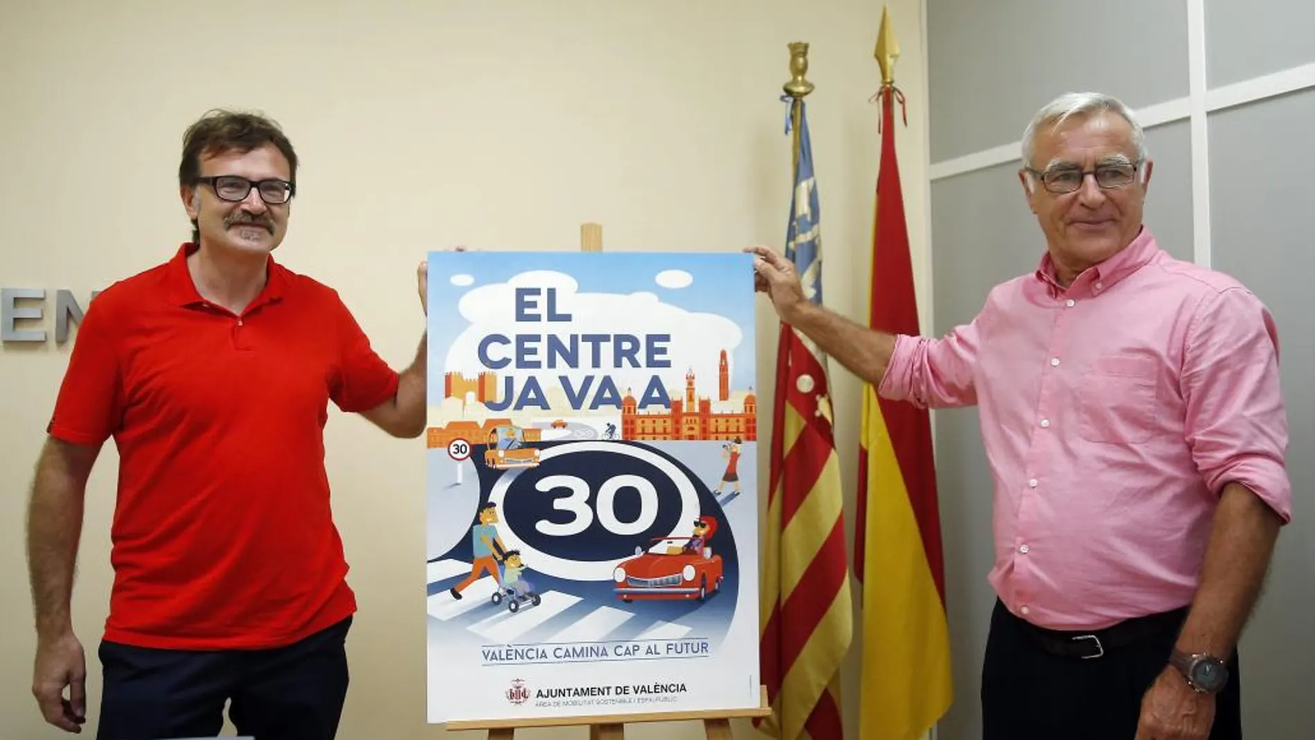 El alcalde de Valencia, Joan Ribó (d), y el concejal de Movilidad, Giuseppe Grezzi, en una imagen de archivo