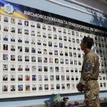 Un militar ucraniano observa las imágenes de los soldados caídos en el este de Ucrania.