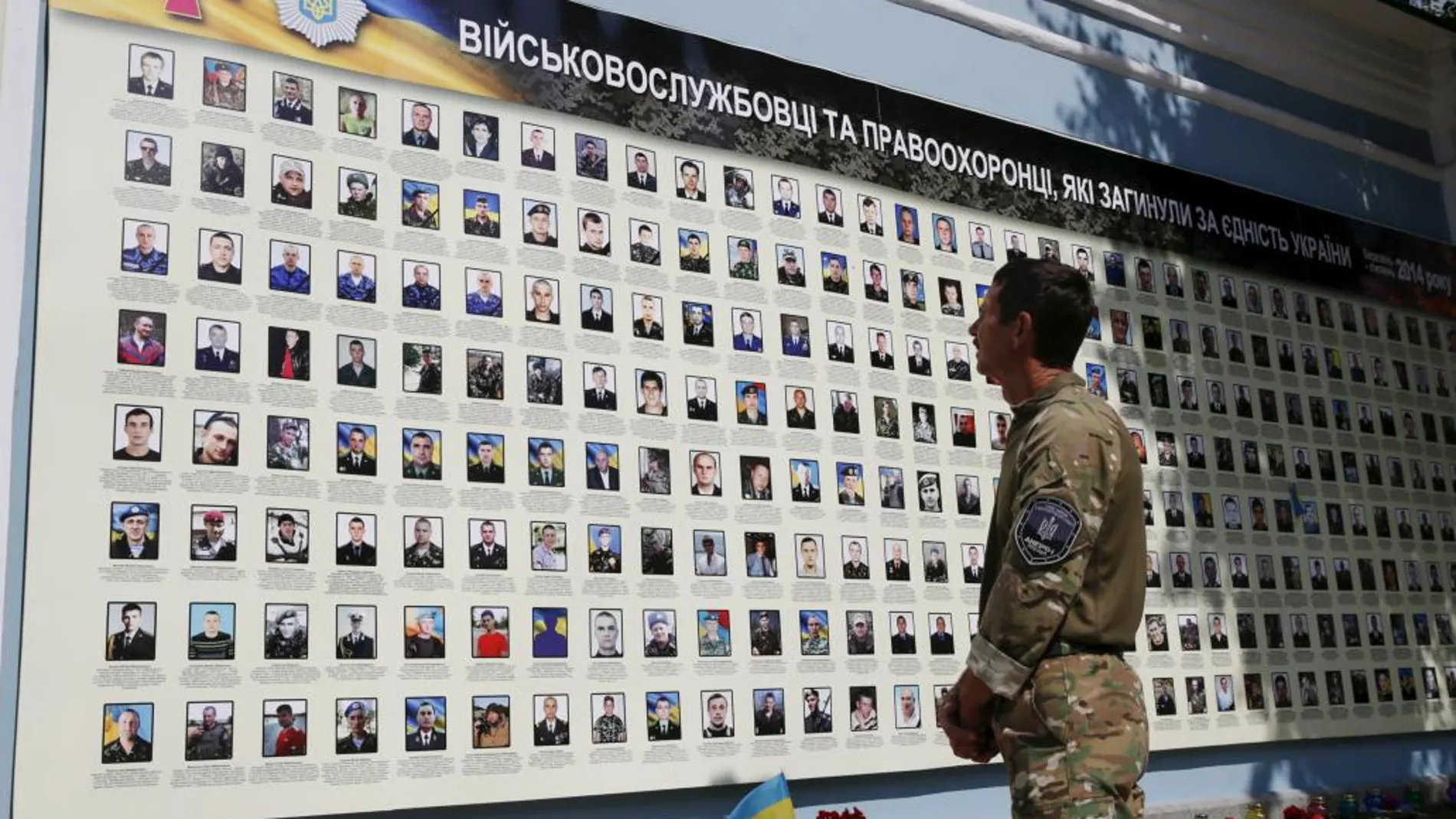 Un militar ucraniano observa las imágenes de los soldados caídos en el este de Ucrania.