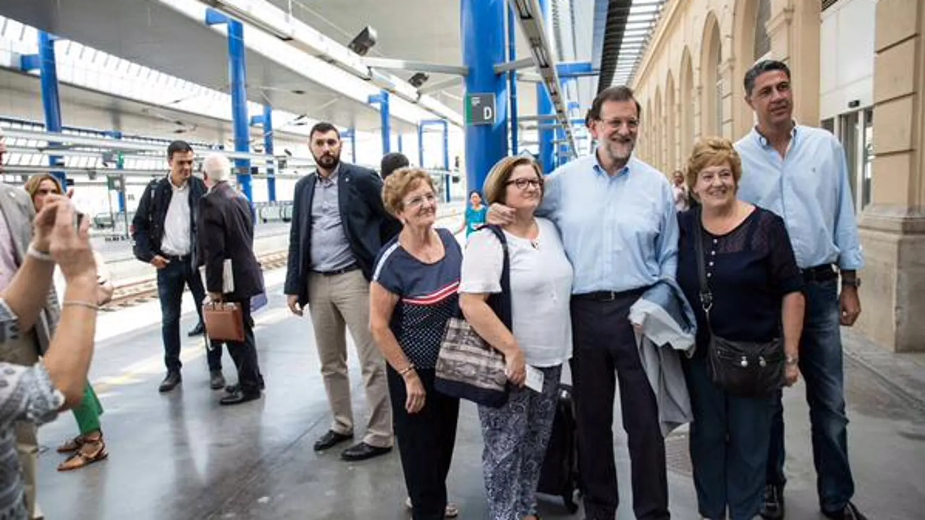 Rajoy, a la derecha con Albiol y Sánchez, con Borrel, a la izquierda en la estación de Lérida