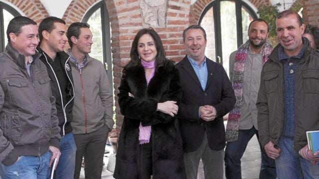 Silvia Clemente participa, junto a Donaciano Dujo, en una comida de trabajo con jóvenes agricultores y ganaderos