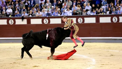 Momento en el que Javier Jiménez ha sido prendido y corneado por el sexto toro de la tarde