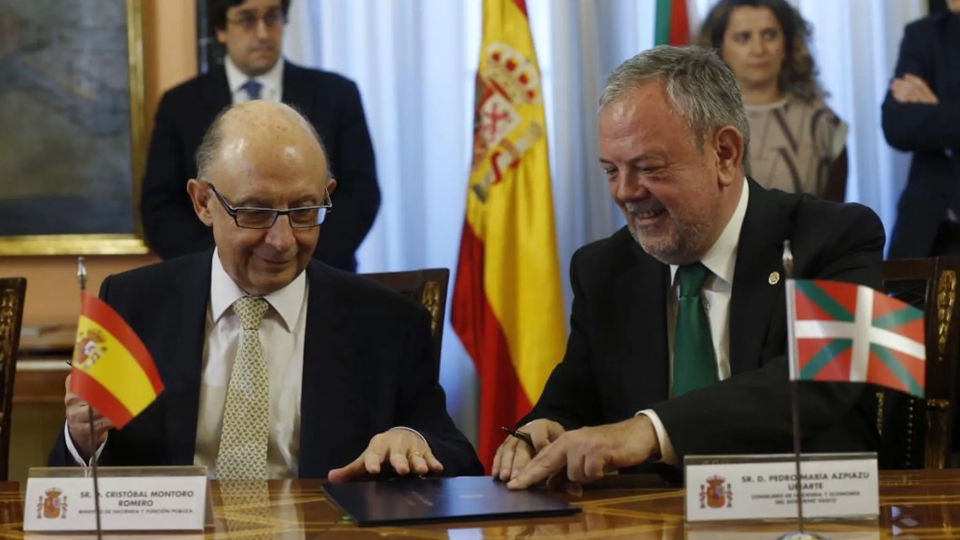 El ministro de Hacienda, Cristóbal Montoro y el consejero de Hacienda y Economía vasco, Pedro Azpiazu