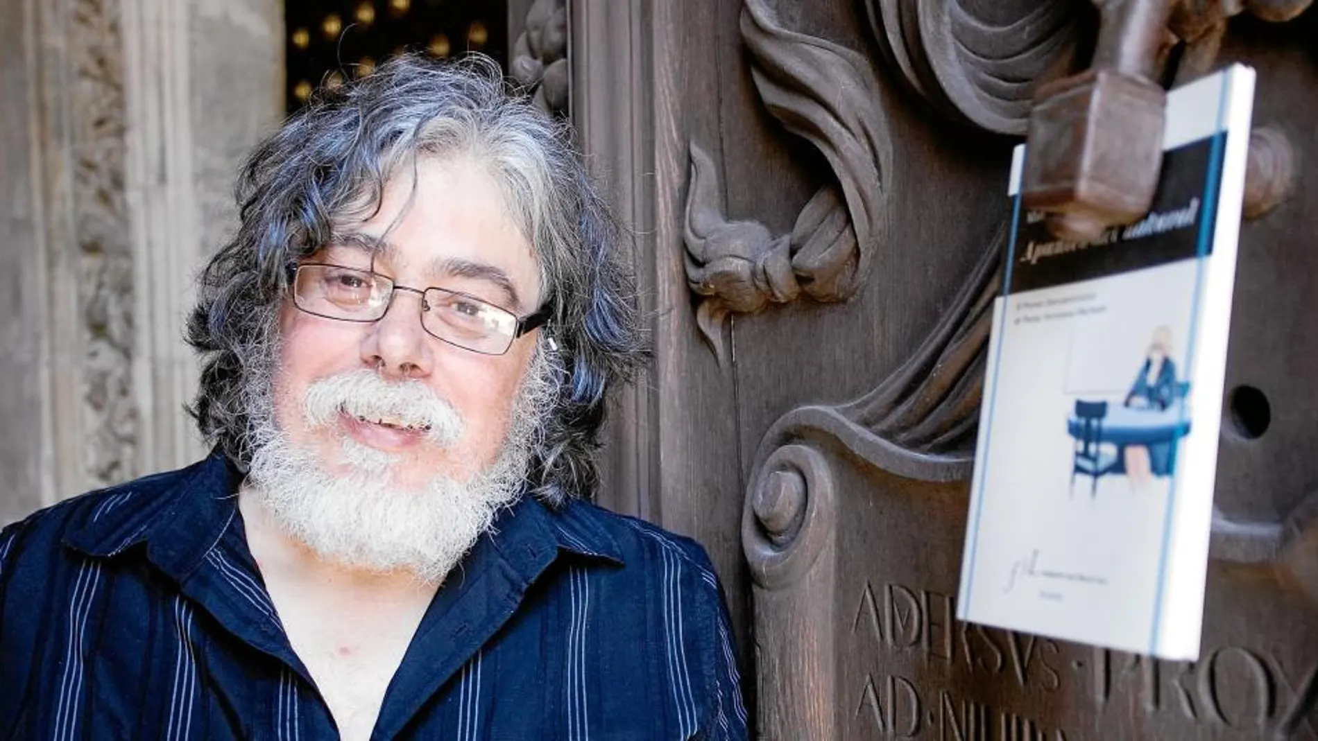 Manuel Moya, ayer en Sevilla, ante un ejemplar de «Apuntes del natural», editado por la Fundación José Manuel Lara