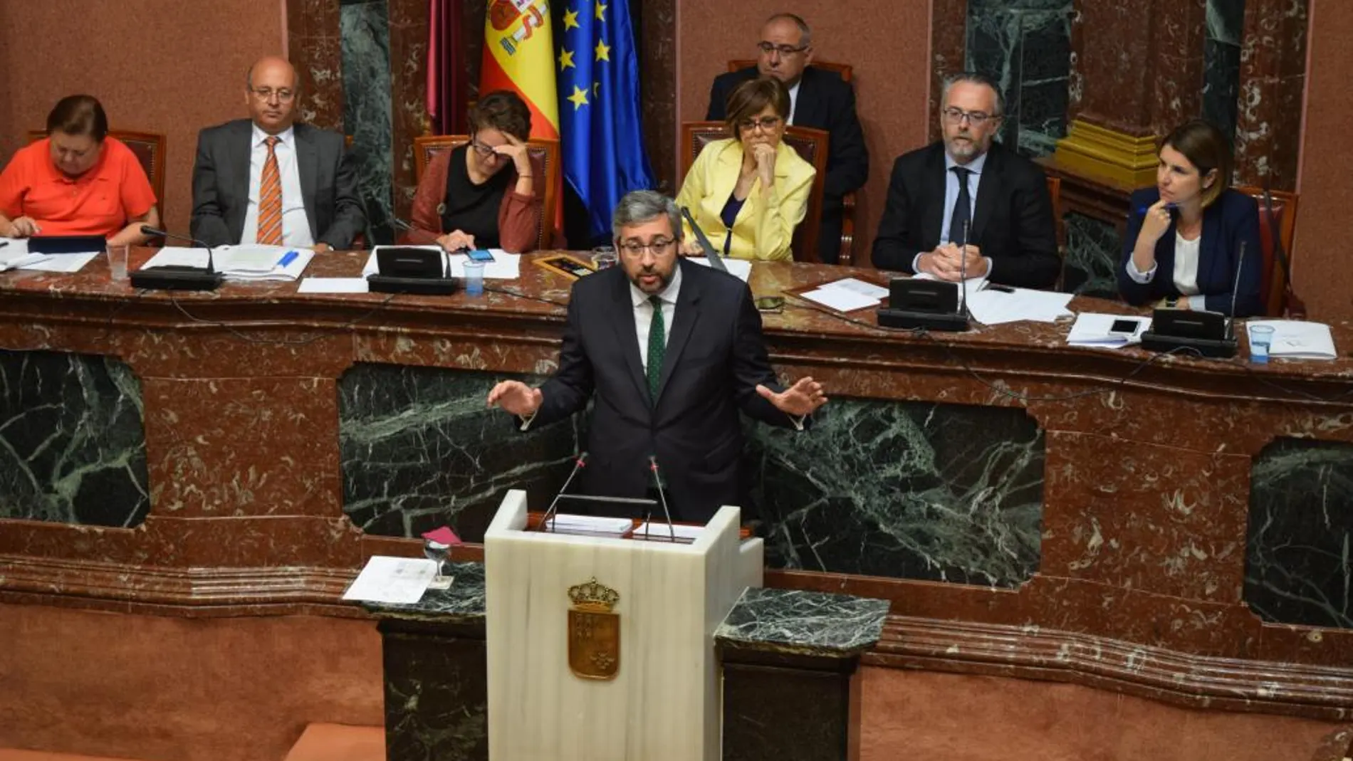 El portavoz parlamentario popular, Víctor Martínez, defendió ayer los conciertos en la Asamblea Regional