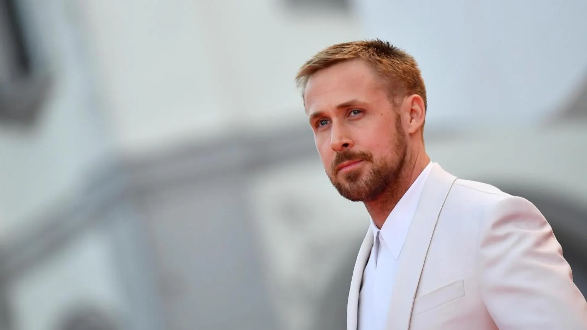 Ryan Gosling sonríe a su llegada a la proyección de la cinta "First Man"durante la ceremonia inaugural del 75º Festival Internacional de Cine de Venecia / Efe