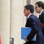 El primer ministro galo, Manuel Valls (c), llega a una reunión del Consejo de Defensa con el presidente galo, François Hollande, en París (Francia)