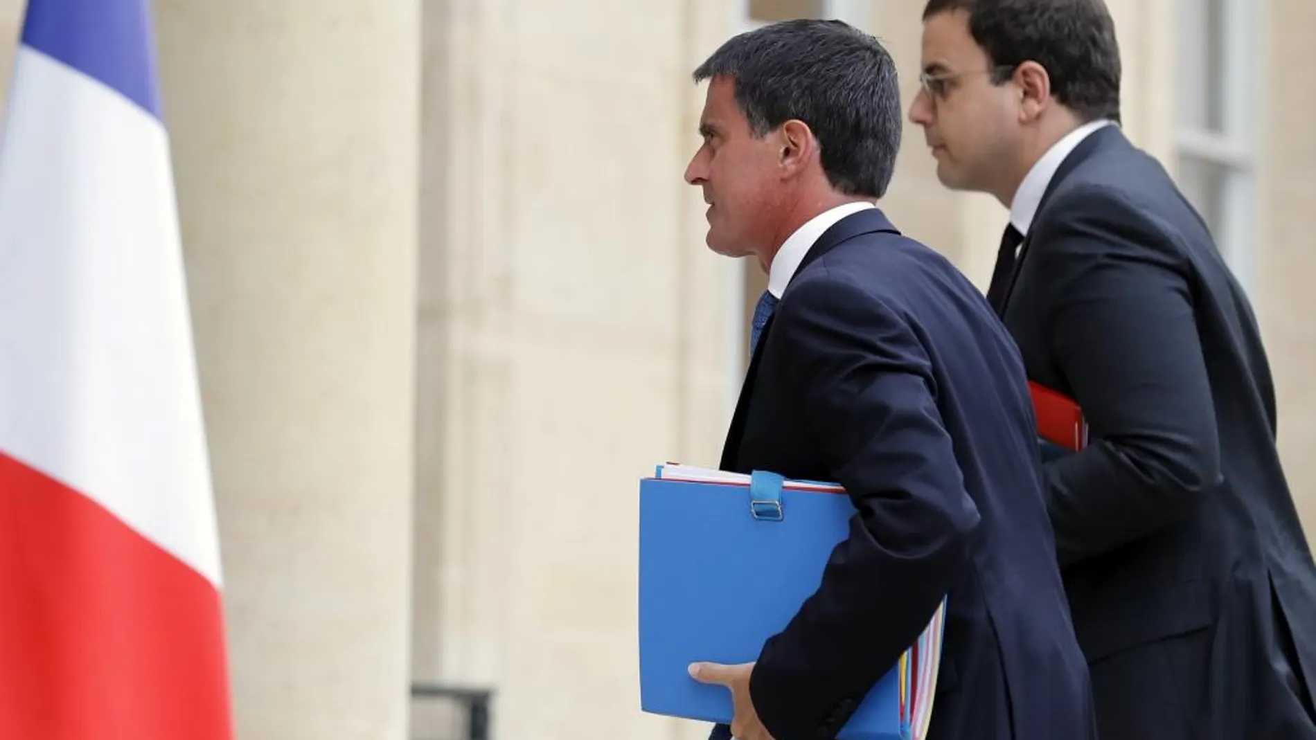 El primer ministro galo, Manuel Valls (c), llega a una reunión del Consejo de Defensa con el presidente galo, François Hollande, en París (Francia)
