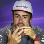 El piloto español de McLaren, Fernando Alonso, durante la rueda de prensa oficial del Gran Premio de España de Fórmula Uno.