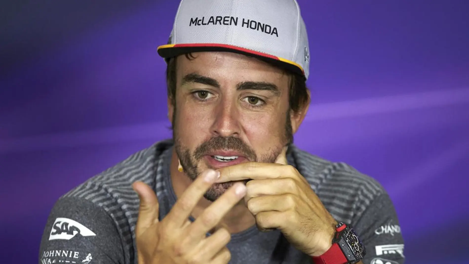 El piloto español de McLaren, Fernando Alonso, durante la rueda de prensa oficial del Gran Premio de España de Fórmula Uno.