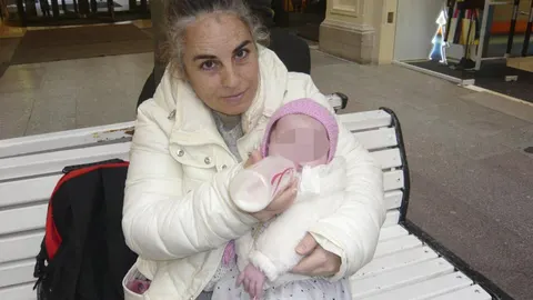 María Teresa espera con su bebé un salvoconducto que les permita regresar a casa