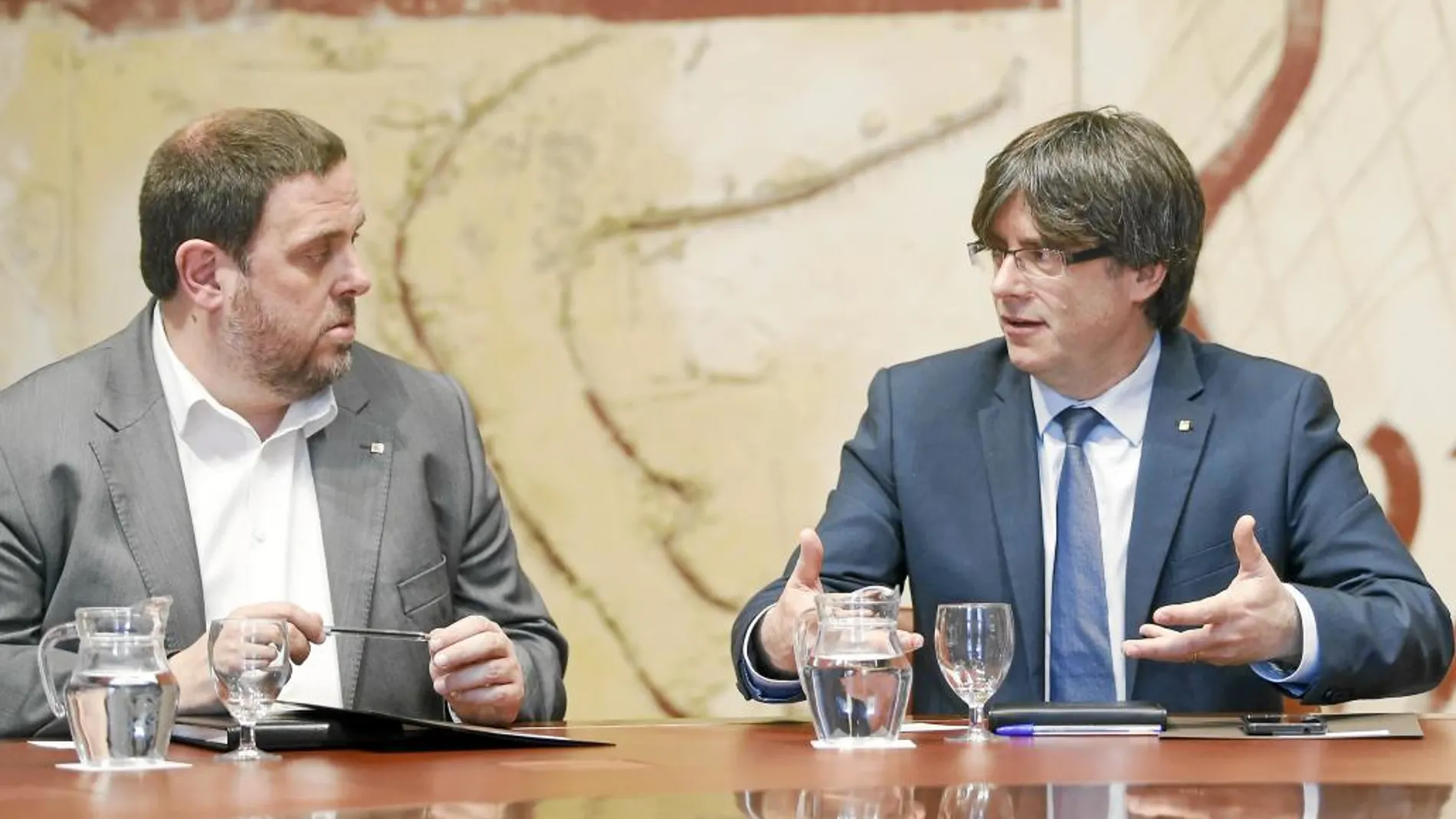 Oriol Junqueras y Carles Puigdemont en la primera reunión del gobierno catalán