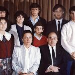 Barcelona, año 1986. Jordi Pujol y su esposa, Marta Ferrusola, posan con sus siete hijos: Mireia, a la dch. de su madre; Oriol, detrás; Marta; Josep, con camisa azul; Jordi; Pere y Oleguer.