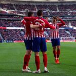 Saúl es felicitado por Lucas y Griezmann tras el segundo gol del Atlético / Efe