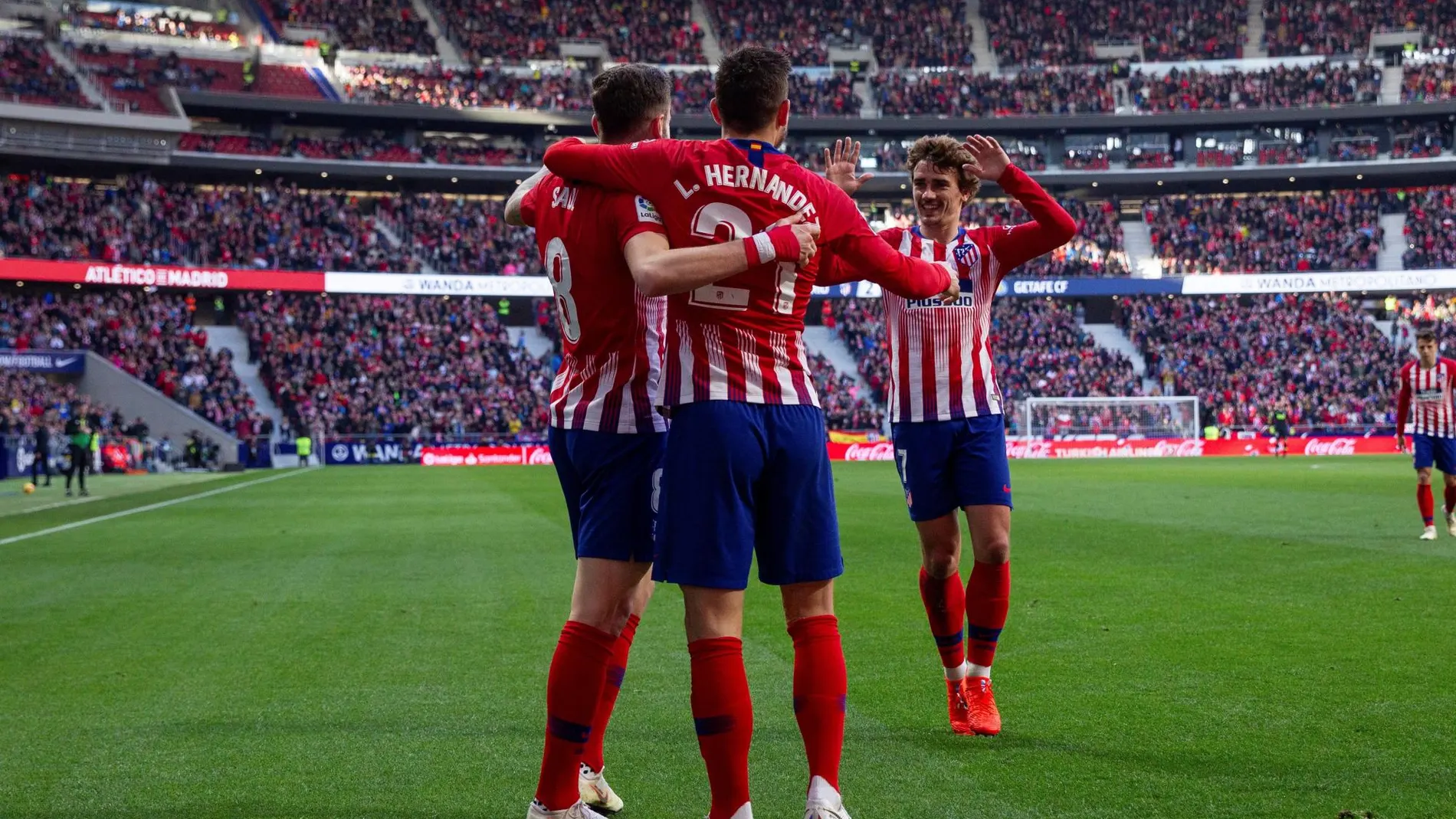 Saúl es felicitado por Lucas y Griezmann tras el segundo gol del Atlético / Efe